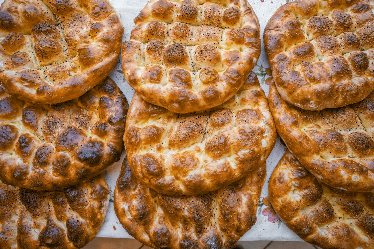 Ronde platte broden met sesam en zwarte komijn